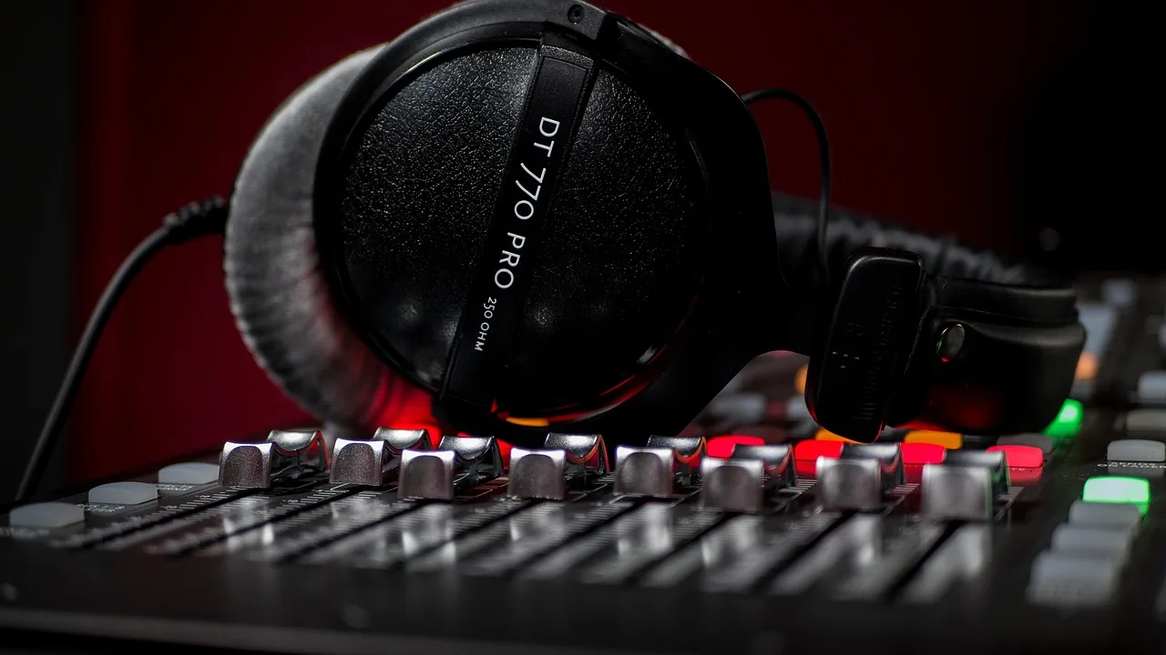 microphone, cable, mixer, music, audio, concert, volume, party, tape, sound, studio, plug, equipment, sound studio, to sing, song, technology, guitar, headphones, singing, speaker, micro, musician, song, headphones, headphones, headphones, singing, speaker, speaker, speaker, speaker, speaker. Simple books for a voiceover business: cash, invoices and reserves