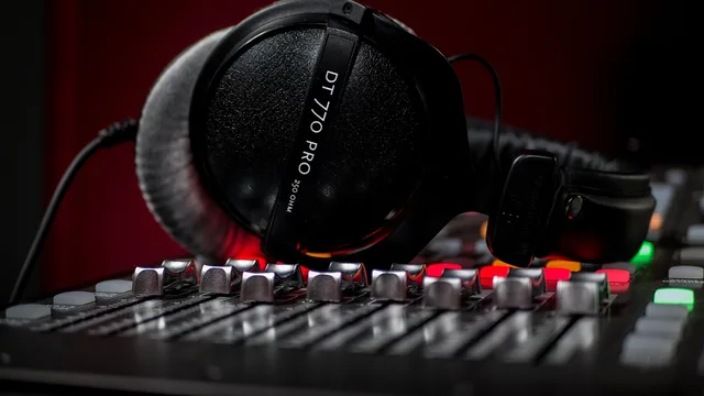microphone, cable, mixer, music, audio, concert, volume, party, tape, sound, studio, plug, equipment, sound studio, to sing, song, technology, guitar, headphones, singing, speaker, micro, musician, song, headphones, headphones, headphones, singing, speaker, speaker, speaker, speaker, speaker. Simple books for a voiceover business: cash, invoices and reserves